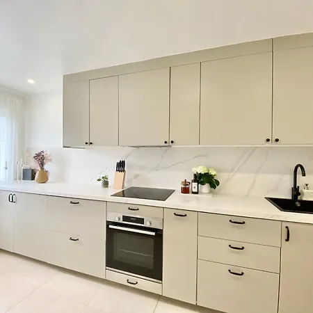 Townhouse W/sea View & Garden Tatil Evi