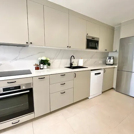 Townhouse W/sea View & Garden Vakantiehuis *